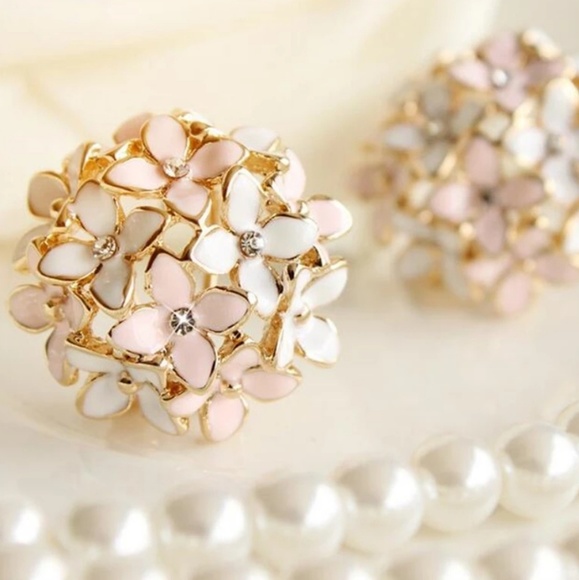 Jewelry - ♡Ella♡ Floral Post Earrings